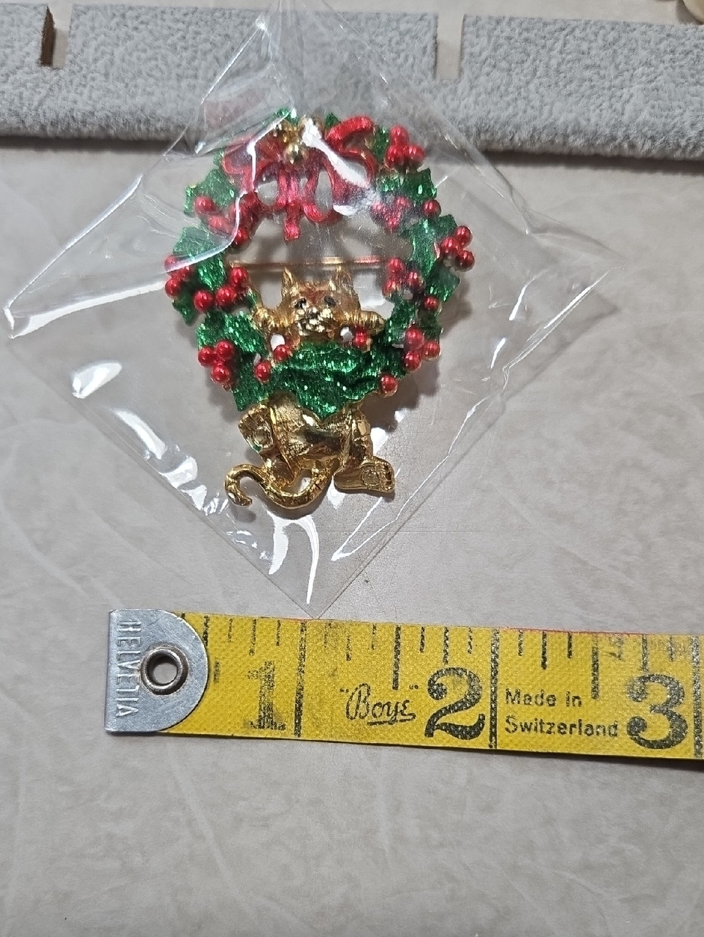 AJC Gold Cat Wreath Holiday Brooch - Green and Red Enamel - Picture 12 of 13